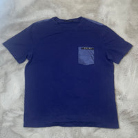 Prada T-Shirt, Herre 'Navy / Mørkeblå' Bomuld m. Brystlomme (Medium) 🎉