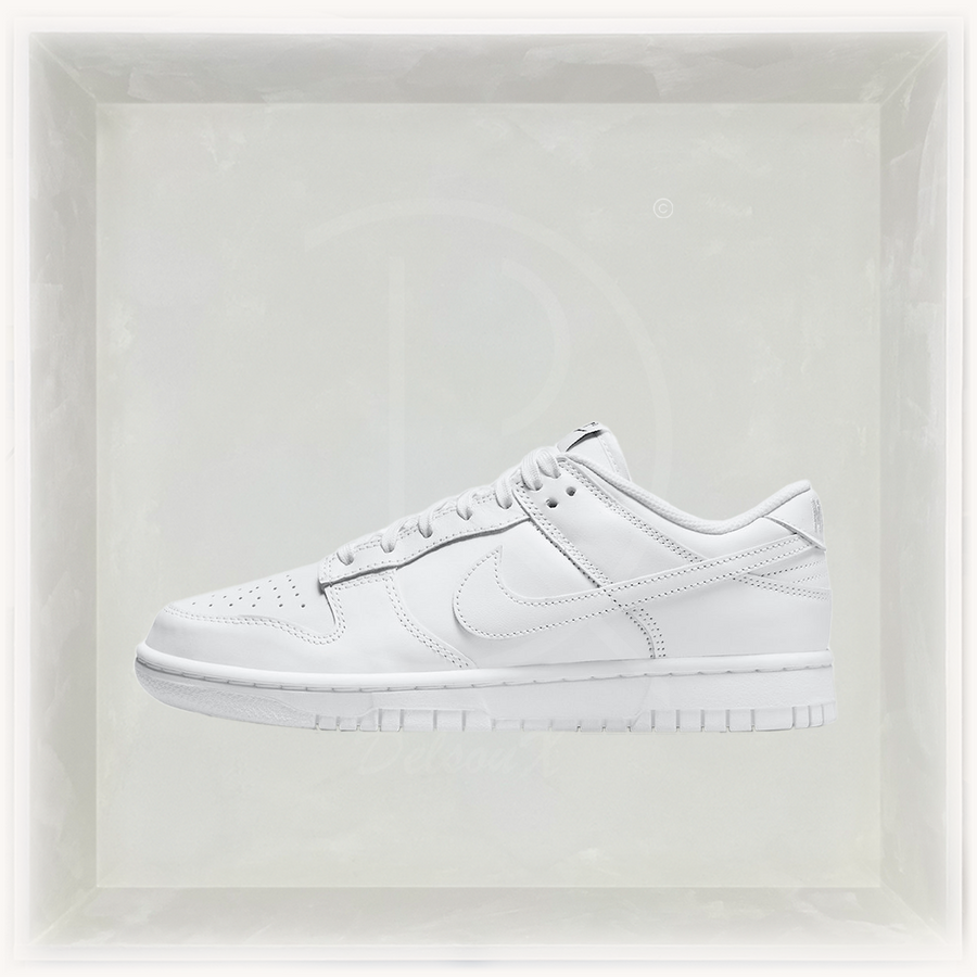 Nike Sneakers, Dunk Low 'Triple 'White' (2021) (W) 💡