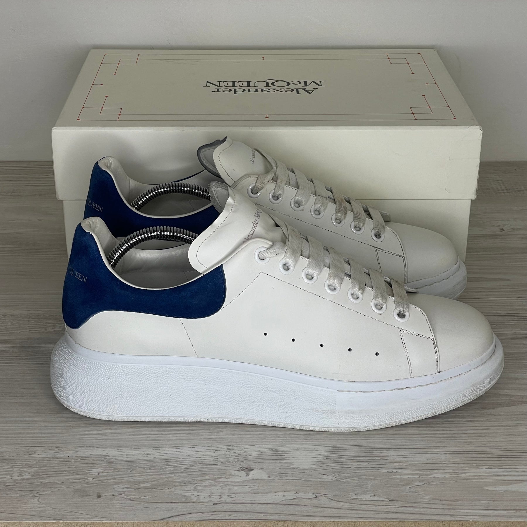 Alexander McQueen Sneakers, 'Hvid Læder' Blå Ruskind Hæl Oversized (45.5)
