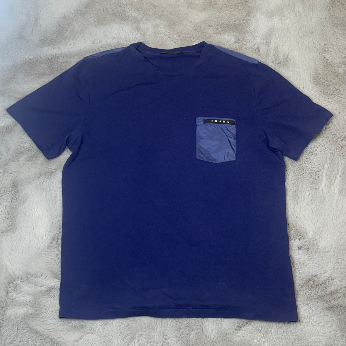 Prada T-Shirt, Herre 'Navy / Mørkeblå' Bomuld m. Brystlomme (Medium) 🎉