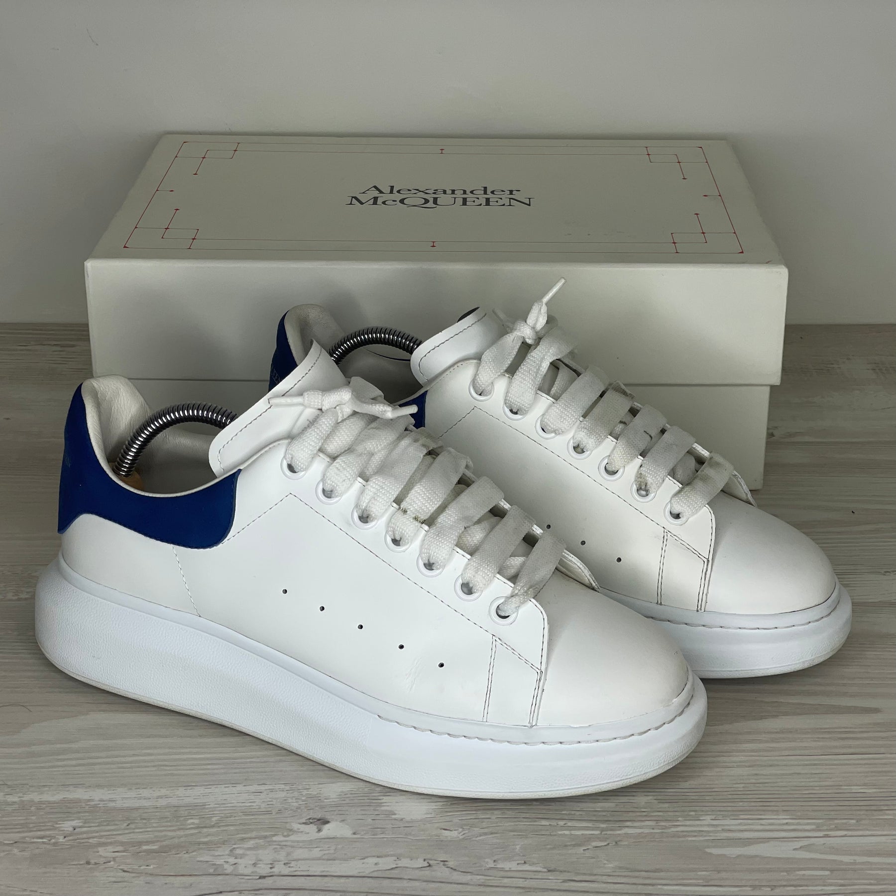 Alexander McQueen Sneakers, 'Hvid Læder' Blå Hæl Oversized (43.5) ⚪️