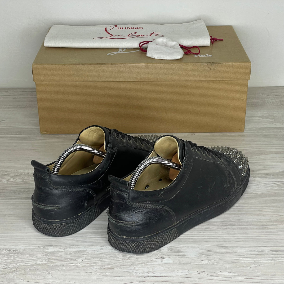 Christian Louboutin Sneakers, Herre 'Gun Metal' Sort Læder Junior Spikes (40) 🎩