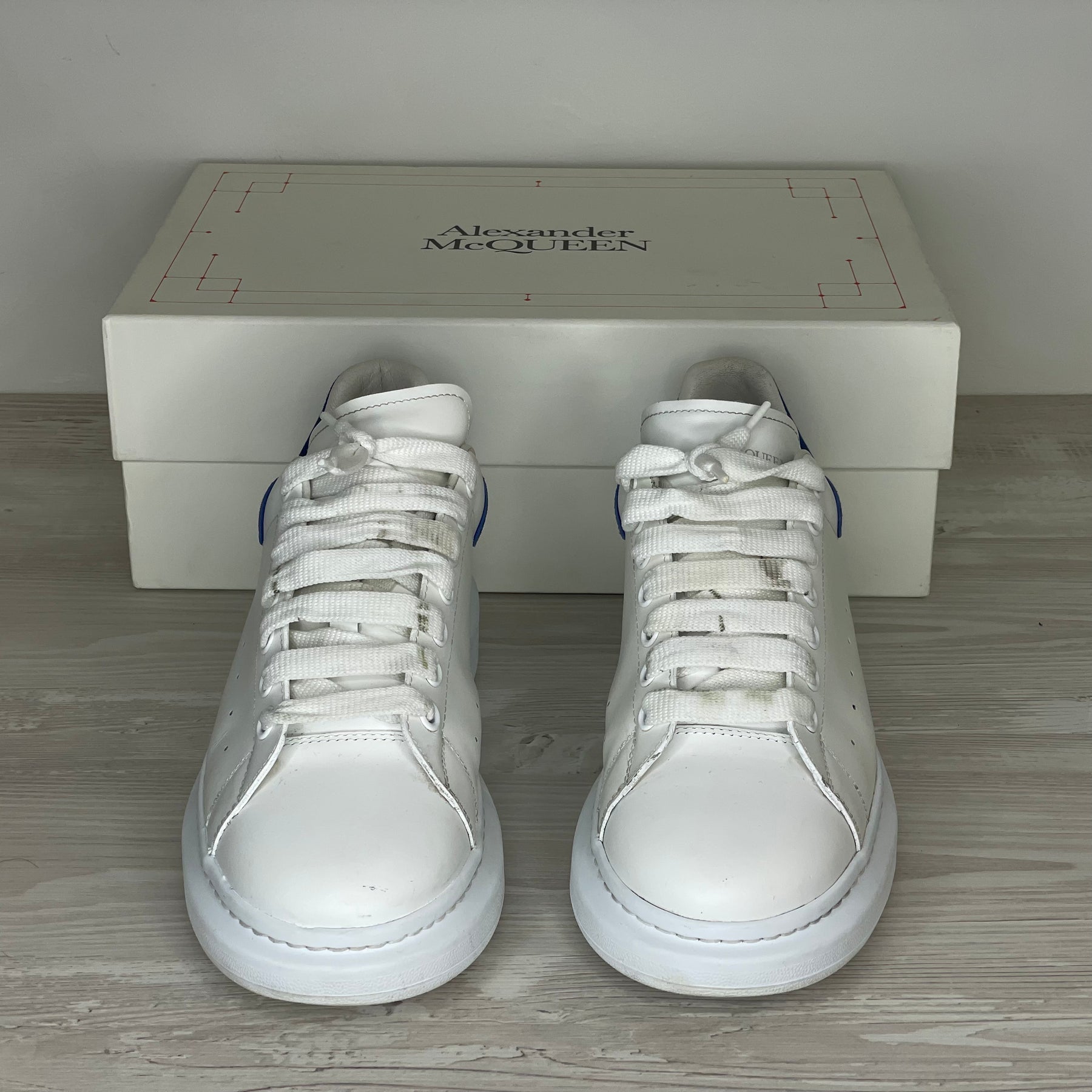Alexander McQueen Sneakers, 'Hvid Læder' Blå Hæl Oversized (43.5) ⚪️