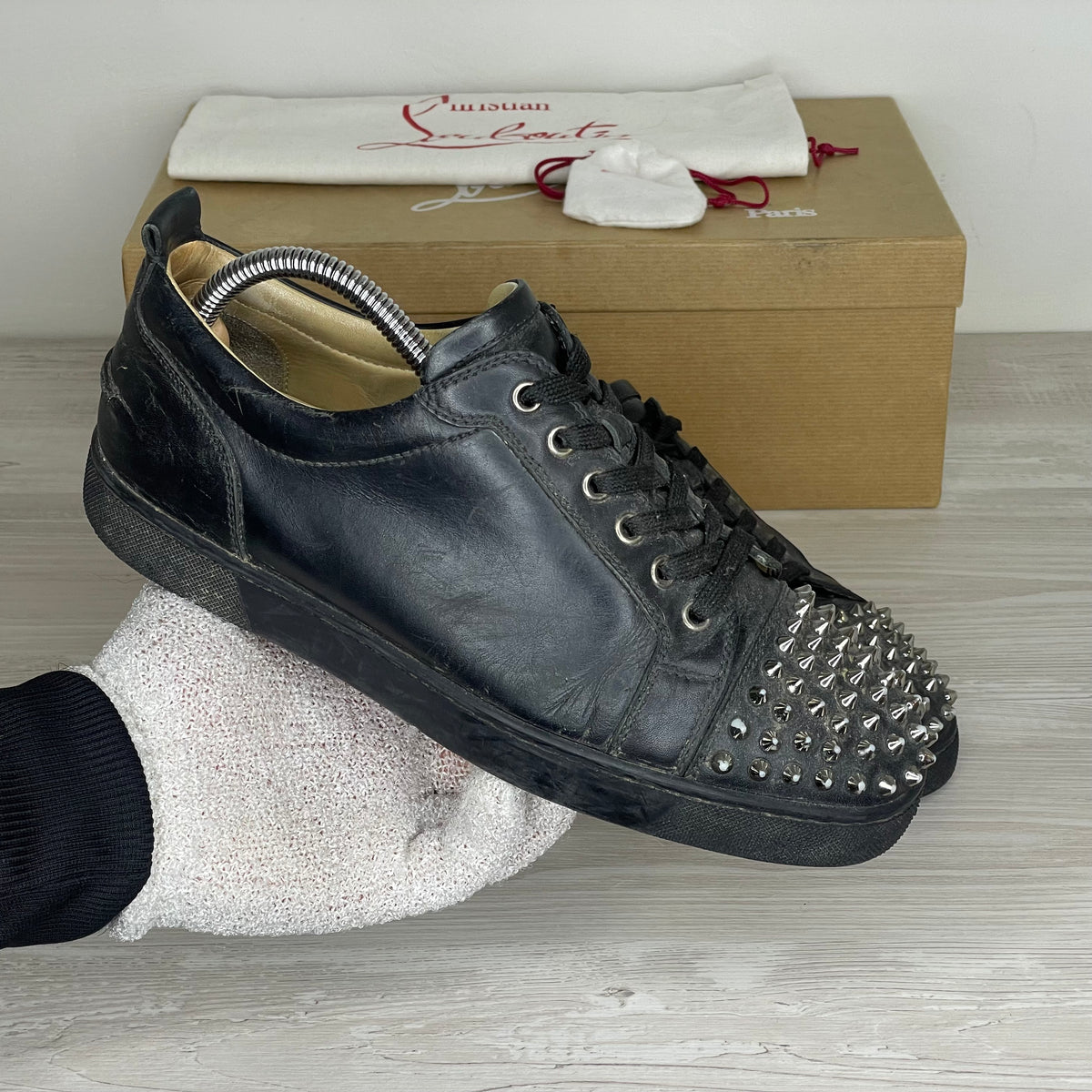 Christian Louboutin Sneakers, Herre 'Gun Metal' Sort Læder Junior Spikes (40) 🎩