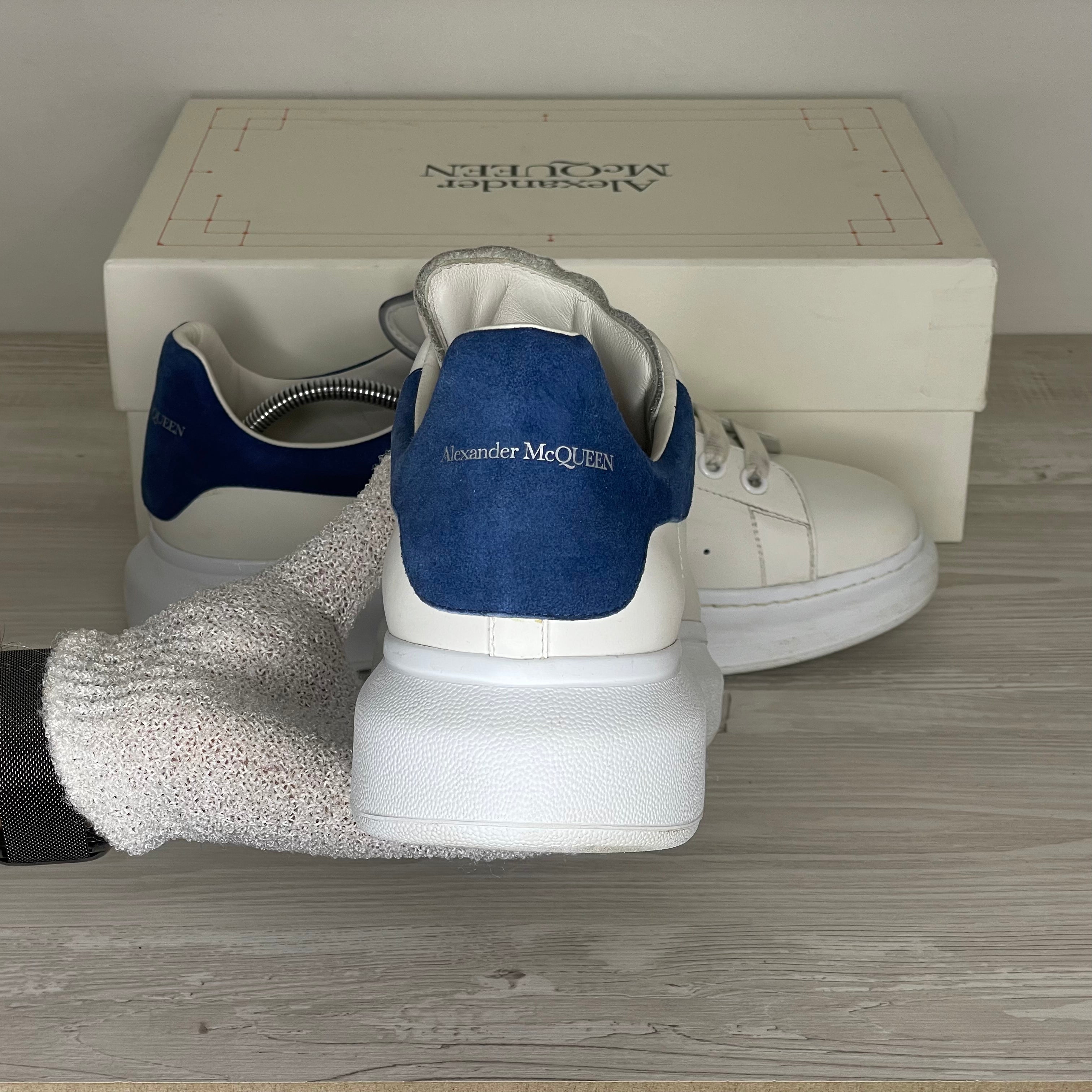 Alexander McQueen Sneakers, 'Hvid Læder' Blå Ruskind Hæl Oversized (45.5)