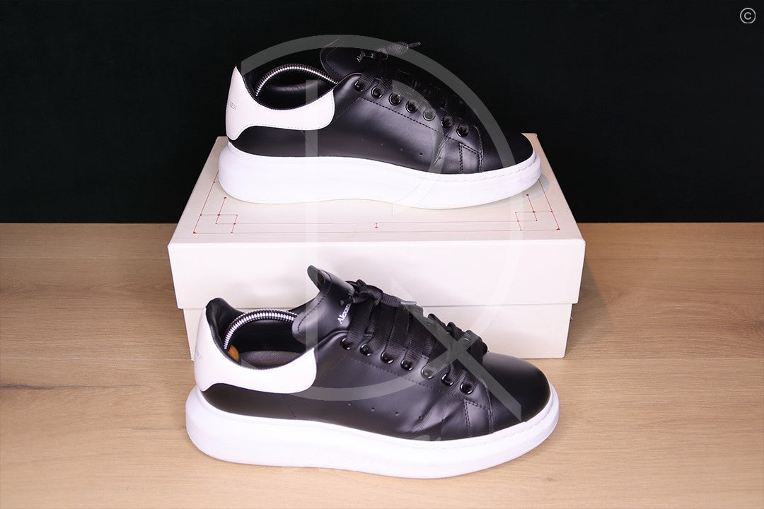 Alexander McQueens 'Black Leather' Oversized (43.5) 👯‍♀️