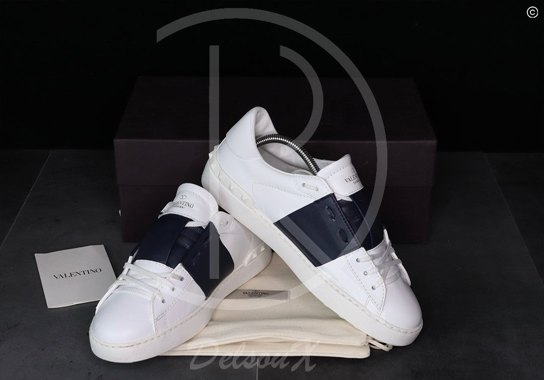 Valentino ‘Navy Stripe’ Open (40.5) 🧞‍♂️