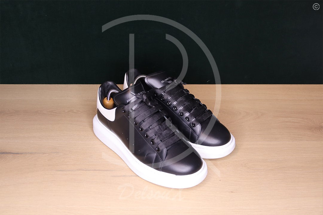 Alexander McQueens 'Black Leather' Oversized (43.5) 👯‍♀️