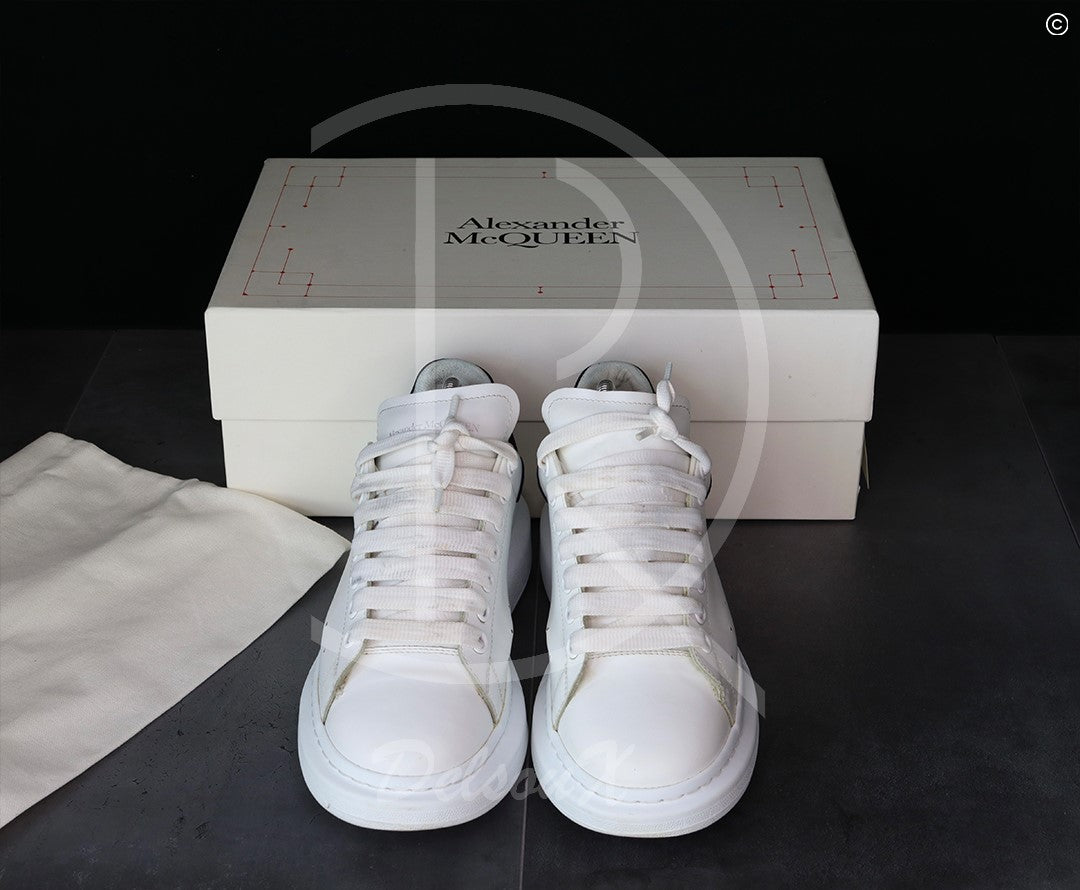 (RESERVERET) Alexander McQueens 'White Leather w. Blue Suede' Oversized (40.5) 🦋
