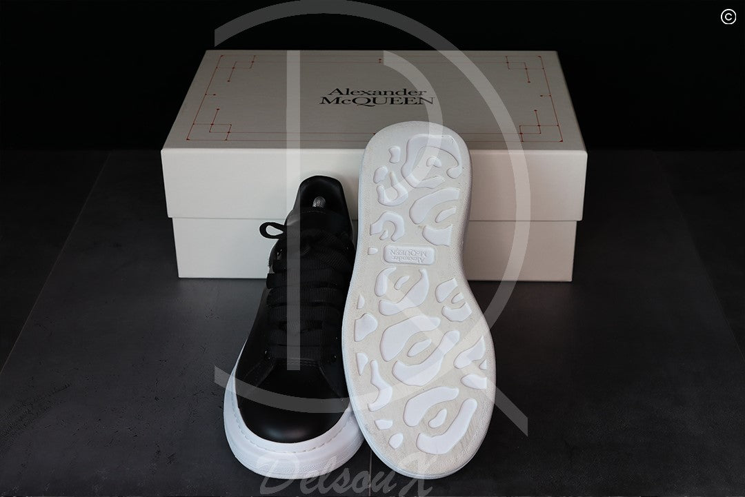Alexander McQueens 'Black & White' Oversized Sneakers (39.5) 😳