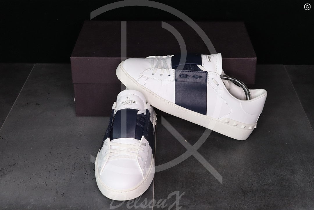 Valentino ‘Navy Stripe’ Open (40.5) 🧞‍♂️