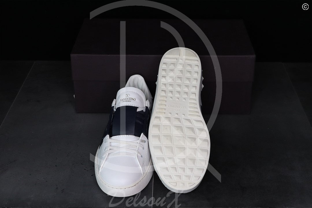Valentino ‘Navy Stripe’ Open (40.5) 🧞‍♂️