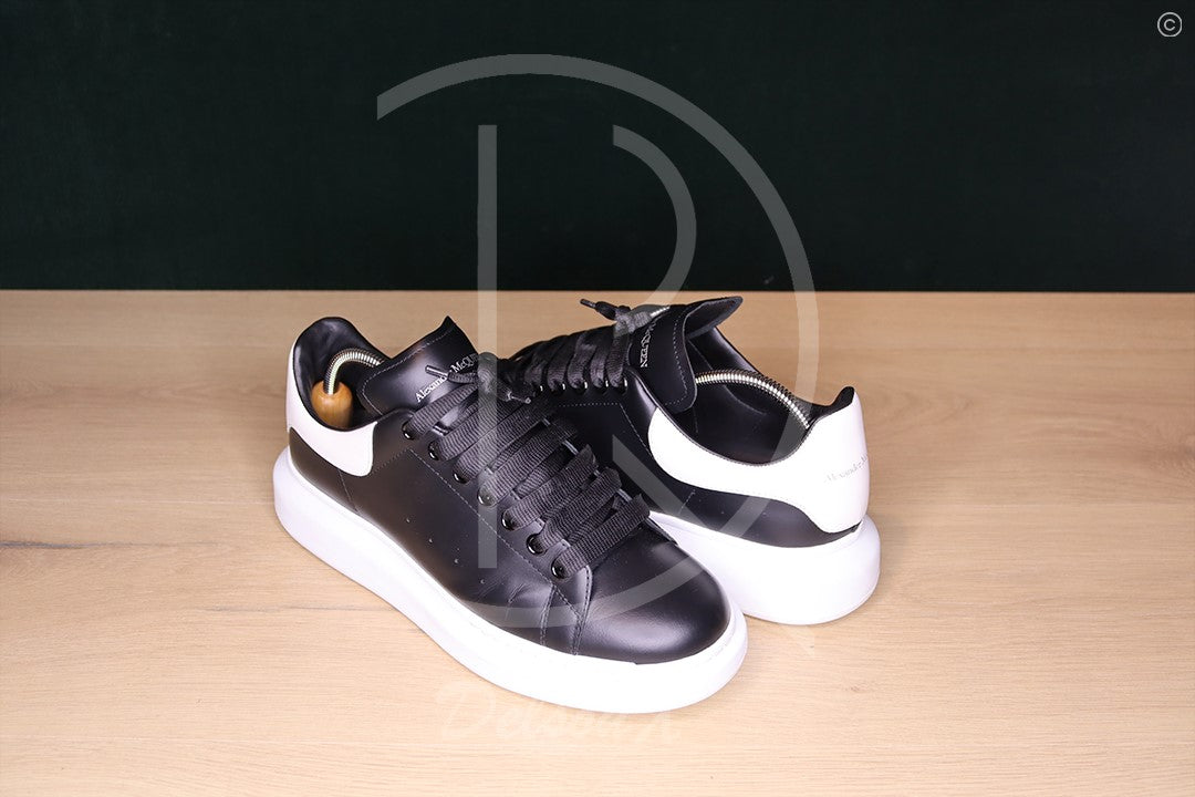 Alexander McQueens 'Black Leather' Oversized (43.5) 👯‍♀️