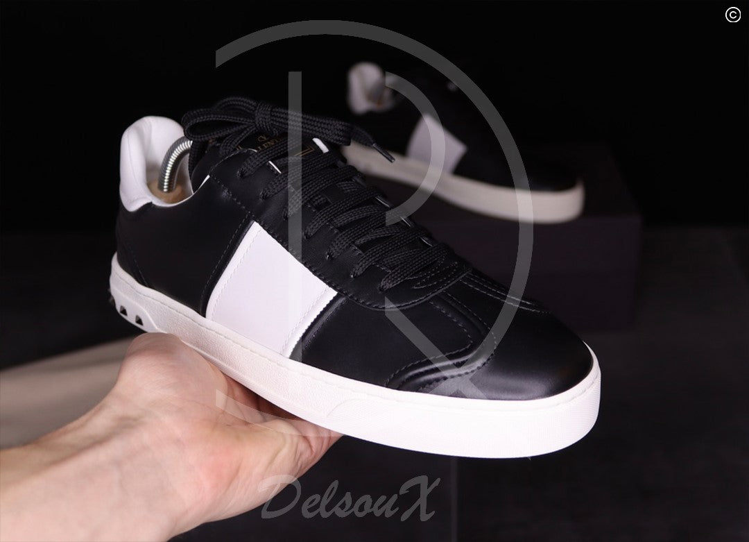 Valentino 'Flycrew' Black Leather (42.5) 🐧