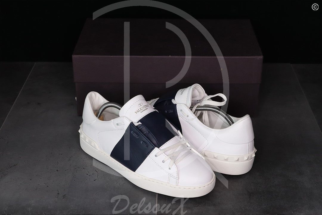 Valentino ‘Navy Stripe’ Open (40.5) 🧞‍♂️