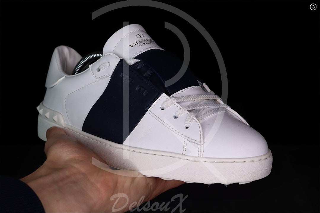 Valentino ‘Navy Stripe’ Open (40.5) 🧞‍♂️