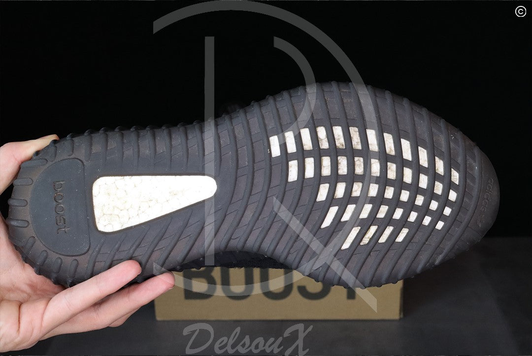Adidas Yeezy Sneakers, 350 'Bred' V2 (43 1/3) 🕶