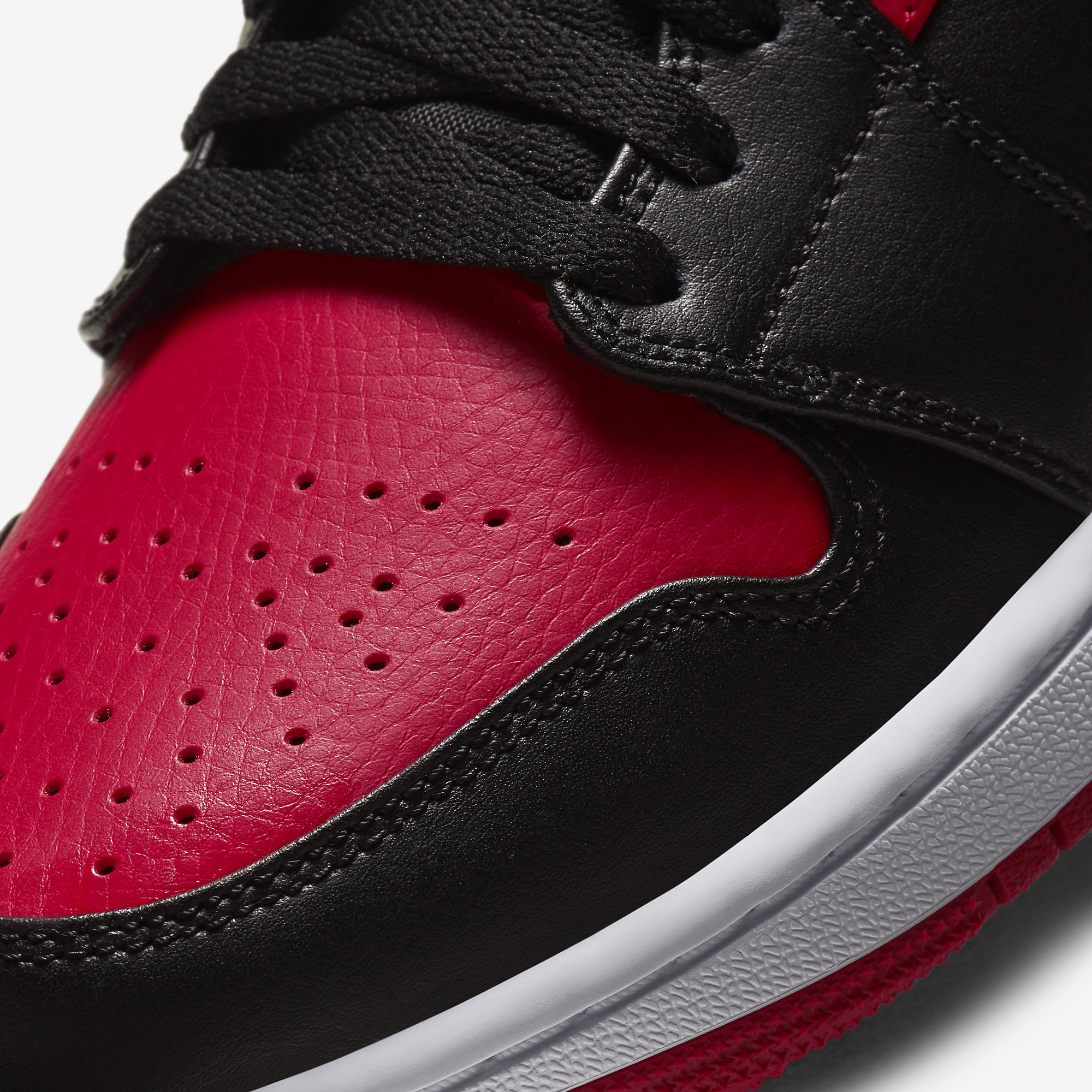 Nike Sneakers, Jordan 1 Mid ‘Banned’ (2020)