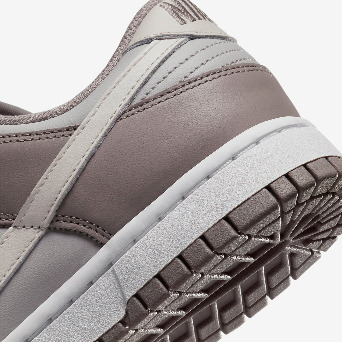 Nike Sneakers, Dunk Low ‘Bone Beige’ (W)