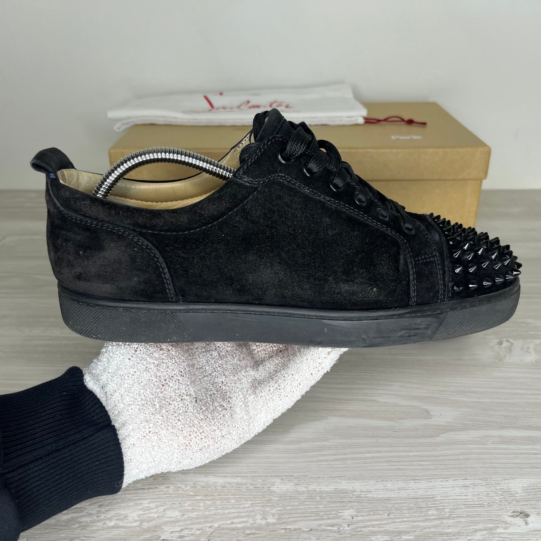 Christian Louboutin Sneakers, Herre Junior Spikes 'Sort' Ruskind (41.5)